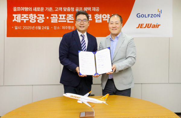지난 24일 진행된 업무 협약식에서 (왼쪽부터)손장순 골프존 플랫폼사업부장, 정재필 제주항공 커머셜본부장이 기념사진을 촬영하고 있다.