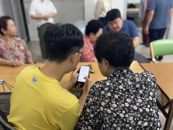 경로당 어르신에게 디지털 교육 하는 사진_도어벨