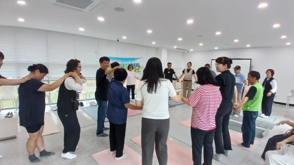 지난 24일 국립기억의숲에서 보령시 발달장애인 대상 산림 치유프로그램을 운영하고 있다