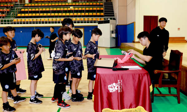 황재원 선수 축구팀 코칭 후 싸인 행사 사진