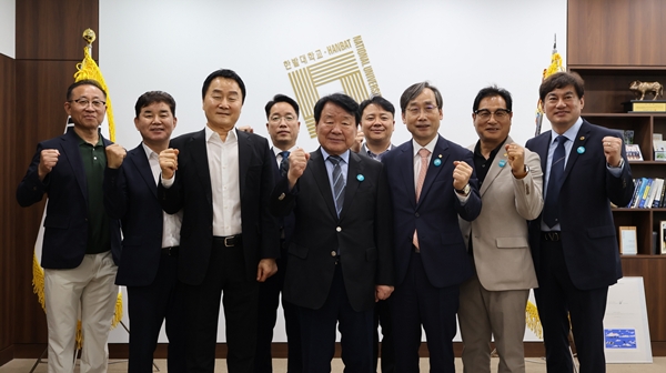 국립한밭대학교 최고경영자과정 동문들 개교 100주년 기념사업추진위 출범 기념 발전기금 기부