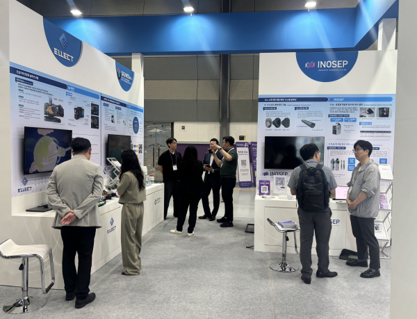 26일, 서울 코엑스에서 ‘넥스트라이즈 2025 (NextRise 2025, Seoul)’가 열리고 있는 가운데 한국수자원공사가 지원한 협력 스타트업이 투자자 등 부스 방문객들에게 전시 기술과 제품을 소개하고 있다.