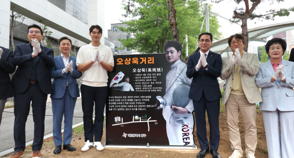 박희조 동구청장과 오상욱 선수가 함께 오상욱거리 명예도로 제막식을 진행하고 있다.