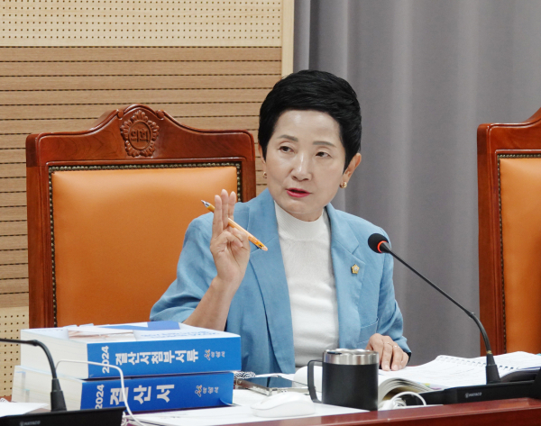 제259회 아산시의회 정례회 기획예산과 행정사무감사를 하고 있는 이기애 의원