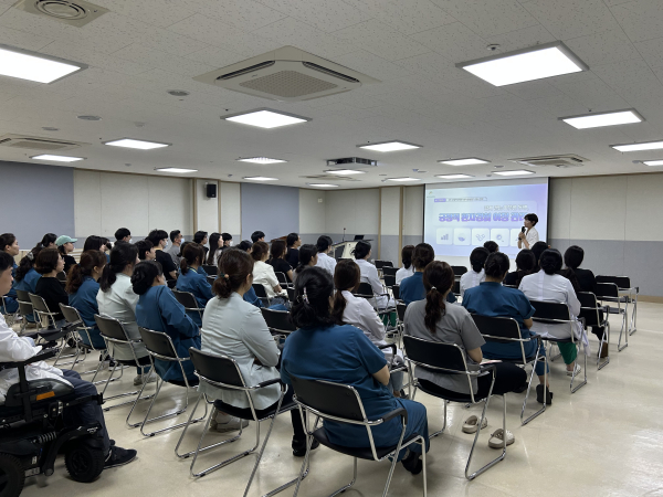 환자 중심의 친절 서비스 기술 향상 교육 진행 모습