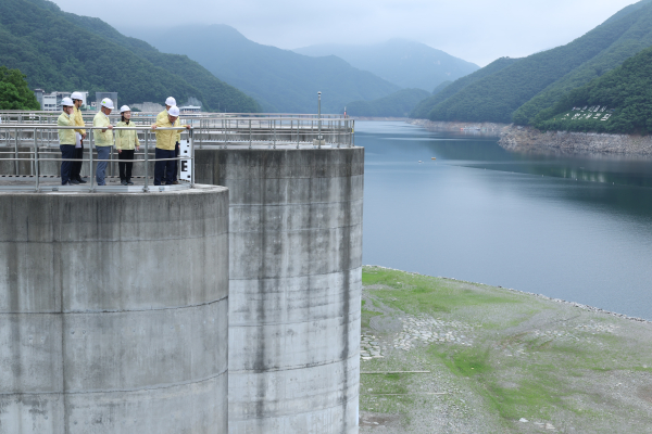 윤석대 한국수자원공사 사장(사진 오른쪽 첫 번째)이 27일 소양강댐 보조여수로를 점검하고 있다.