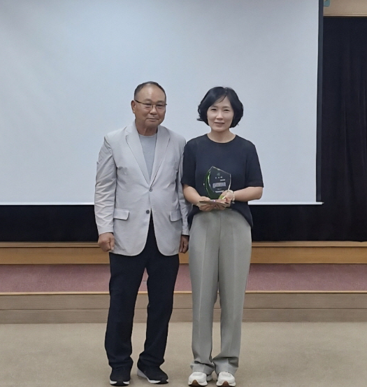 금고동위생매립장 주민지원협의체로부터 감사패 수상 모습