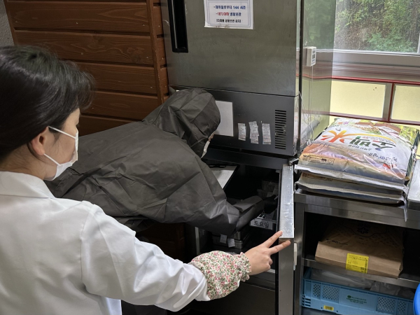 국립산림치유원(경북 영주시 봉현면) 내 수련센터 식당에서 위생 상태를 점검하고 있는 모습