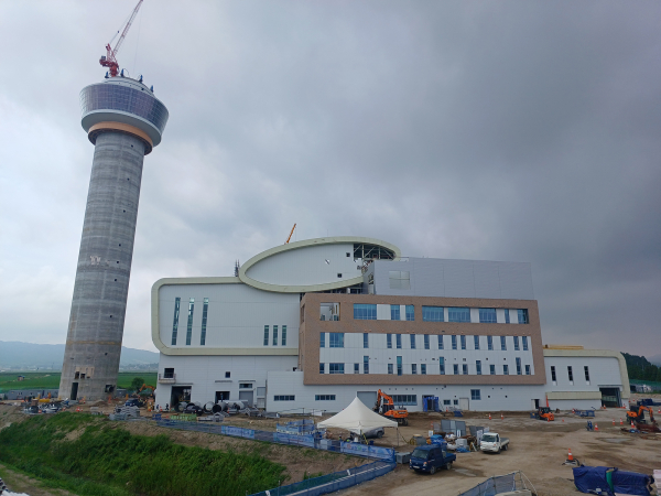 지난 27일 서산시 친환경 체험관광형 자원회수시설의 전망대가 94m에 이르는 굴뚝 상부에 인양됐다.