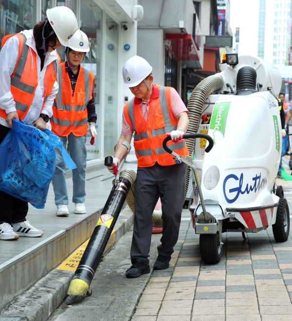 지난 26일 아침 둔산동 일원에서 진행된 새벽 청소 장면