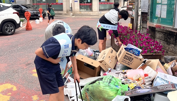 대전둔원중 통학로 환경 개선 캠페인 쓰레기 정리 모습