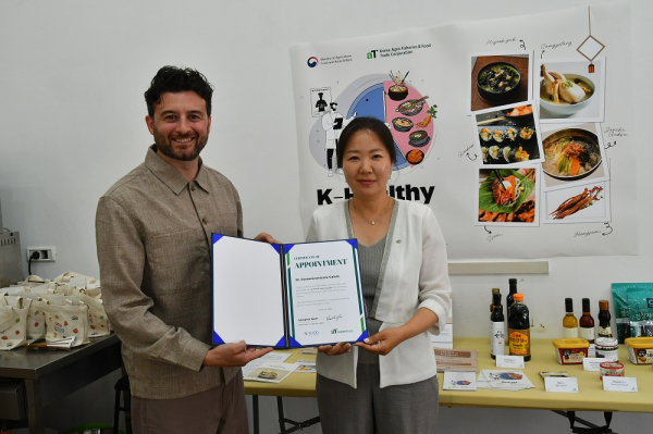 K-푸드 홍보대사 위촉  * 남상희 aT파리지사장(우측), 도미니코안토니오 갈라타(Dr.Domenicantonio Galatà)박사(좌측)