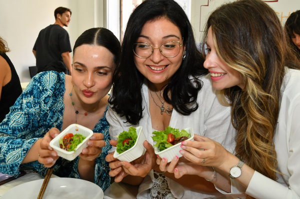 쿠킹쇼에서 너비아니와 쌈채소를 맛보는 현지참가자