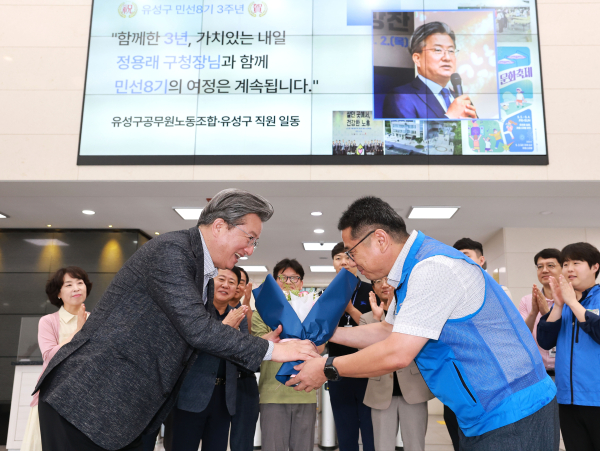 1일, 오전 김수영 유성구공무원노동조합 위원장(오른쪽)이 정용래 유성구청장(왼쪽)에게 꽃다발을 전달하고 있다.