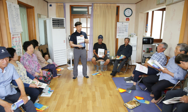 6월 30일 태안읍 남산3리 마을회관에서 진행된 여름철 현장영농교육 모습.