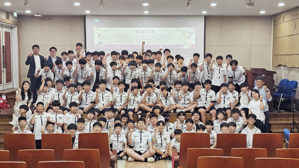 동산중학교 ‘2025 자유학기제 어깨동무 전시회 활동’ 진행 단체사진