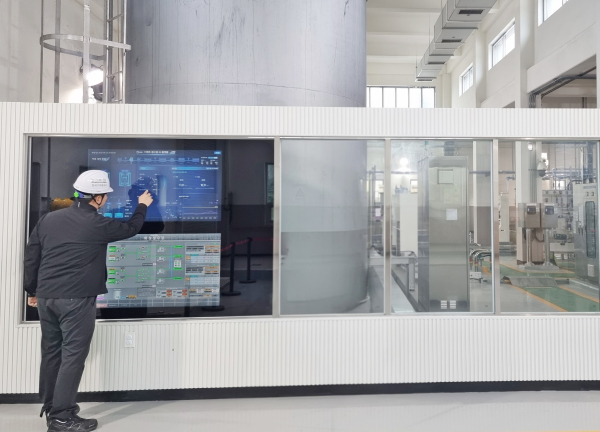 공사 관계자가 경기도 화성에 있는 AI 정수장에서 약품주입동에 구현된 ‘스마트 미러’(터치형 화면)를 보며 정수처리에 필요한 약품주입 자율공정 현황 등을 살펴보고 있다.