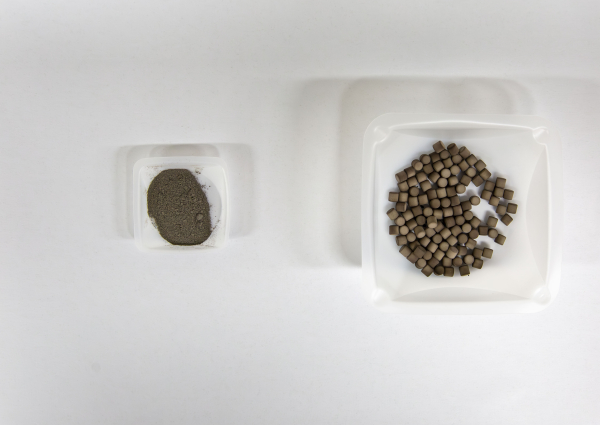 에너지연 연구진이 개발한 촉매. 왼쪽이 파우더형태, 오른쪽이 펠릿 형태.