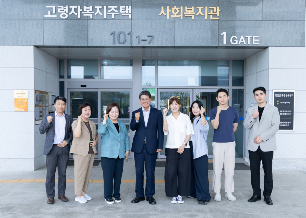 고령자복지주택 앞에서 정춘생 국회의원, 김돈곤 청양군수 및 관계자들의 모습