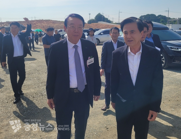 풍산제2공장 기공식에 참석한 김태흠 지사, 왼쪽은 박우동 풍산 부대표