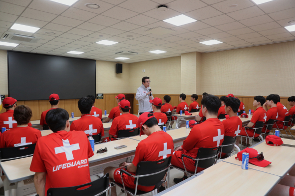 물놀이 안전교육 및 미소·친절 교육 진행 모습