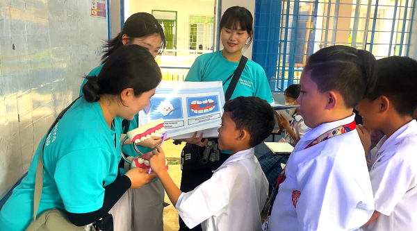 구강 관리 교육 중인 호서대 간호학과 학생들