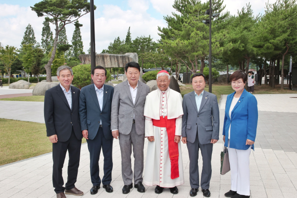 유흥식 추기경 솔뫼성지 방문 기념사진