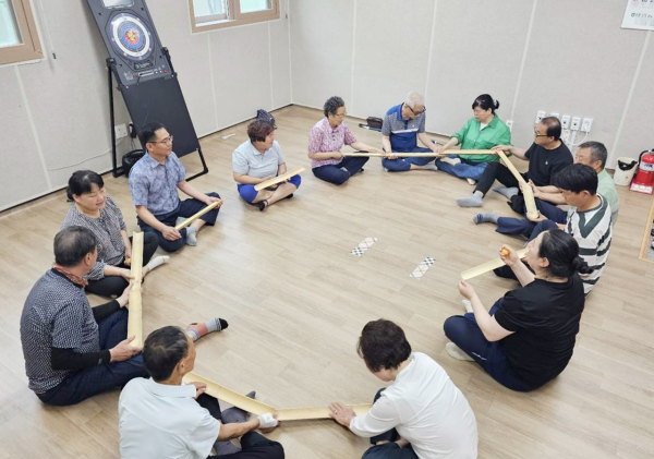 지난 1일 태안읍 태안군시각장애인회관에서 진행된 ‘시각장애인 전통놀이’ 프로그램 모습.