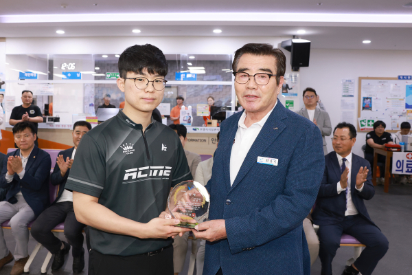 아마추어 볼링대회 표창패 수여(윤정무, 보령시대표선수)