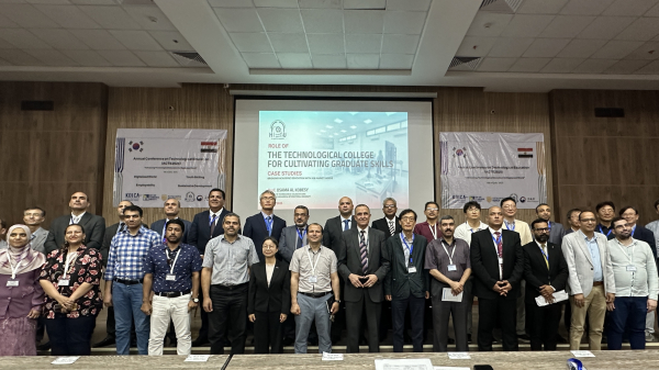 지난 6일 기술교육 컨퍼런스 참석자가 단체사진을 촬영하고 있다.