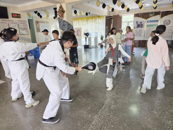 태권도 교육을 진행 중이다