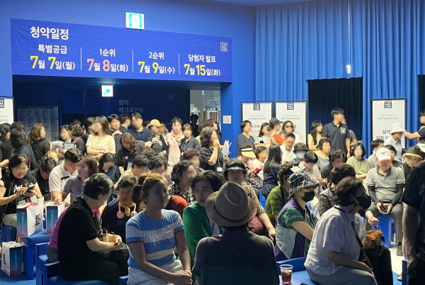 코오롱글로벌이 추진하는 '대전 하늘채 루시에르' 견본주택에 인파가 몰려 발디딜틈 없는 상황을 연출하고 있다.