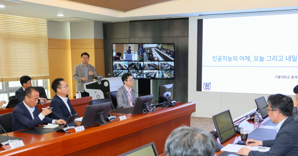 7일 충남 태안 본사에서 국내 인공지능 연구 분야의 대표 석학인 김용대 서울대학교 통계학과 교수(왼쪽 네 번째)의 특별 강연을 진행 모습