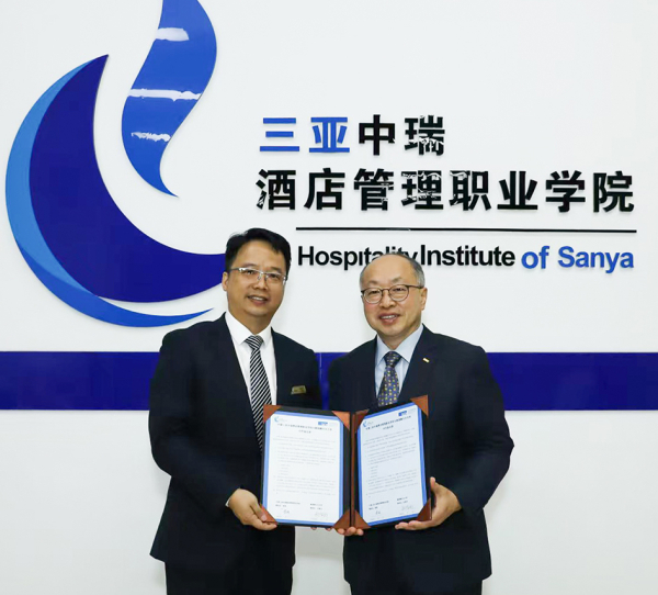 중국 구이저우중의약대학교에서 진행된 협약식에서 양교 대표가 협약을 진행하며 기념촬영을 하고 있다.(왼쪽부터 구이저우중의약대학교 저우잉 총장, 순천향대 전창완 연구산학부총장)