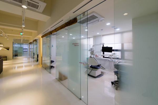 인공지능(AI) 챗봇 시스템 도입 (병원 내부 모습)