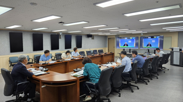 9일 영상회의실에서 ‘2025년 여름철 학교 안전사고 대비 교(원)장 회의’에 관리자들이 온라인(zoom) 회의 모습