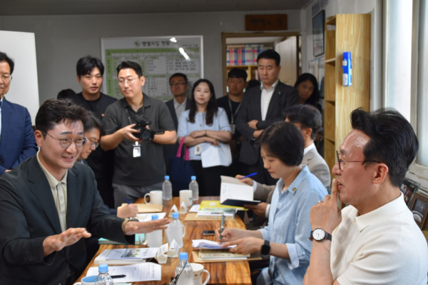 김민석 국무총리가 9일 더불어민주당 장철민 국회의원과 대전 동구 쪽방촌을 방문했다. <br>