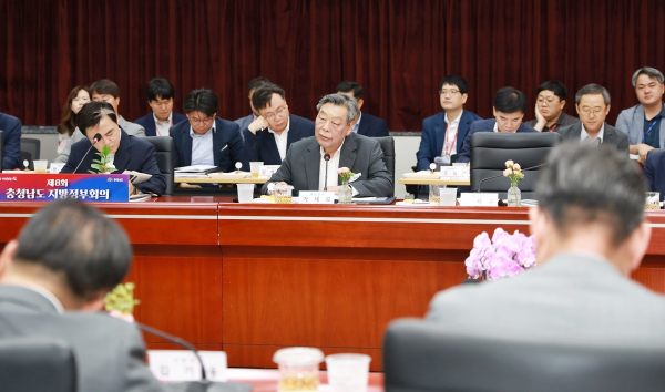 지난 9일 충남도청에서 열린 충남 시장·군수협의회에서 발언하는 가세로 군수 모습.