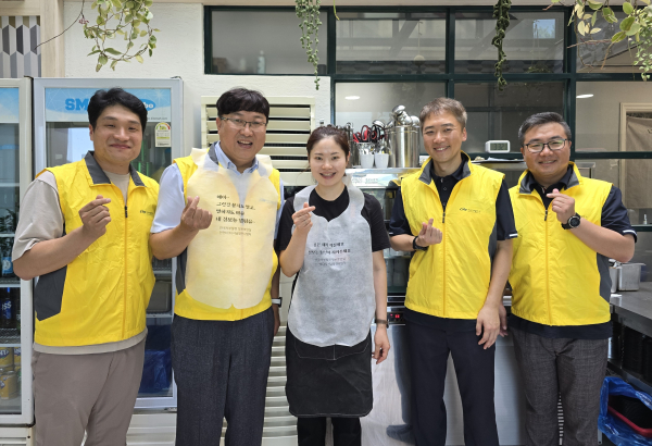 서부발전 관계자들이 태안의 한 음식점을 찾아 정보보호 문구가 새겨진 앞치마를 전달하고 기념촬영하는 모습
