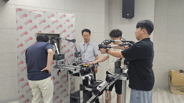 ETRI 연구진이 AI 로봇을 활용한 전력설비 점검 기술을 시연하는 모습