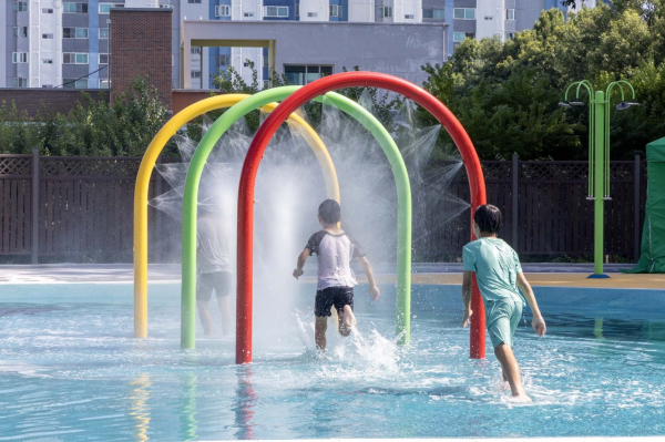12일 개장하는 도시공원 어린이 물놀이장에서 무더위를 식히고 있다.