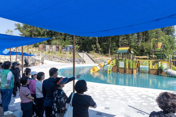 최충규 대덕구청장(사진 오른쪽 네 번째)이 12일 도시공원 물놀이장 개장에 앞서 오정근린공원 물놀이장 현장을 방문해 점검