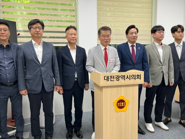 국민의힘 대전시당위원장 출마를 선언하는 박경호(사진 가운데) 대덕구 당협위원장