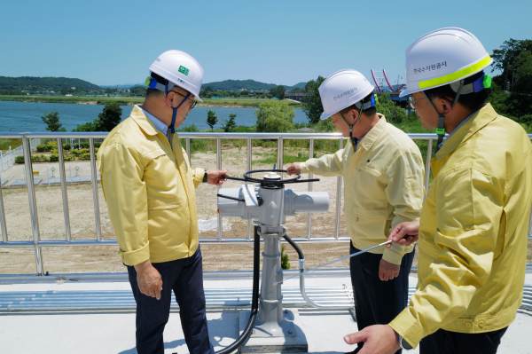 10일 윤석대 한국수자원공사 사장(사진 가운데)이 보령댐 도수로의 탁도 조절 설비를 점검하고 있다