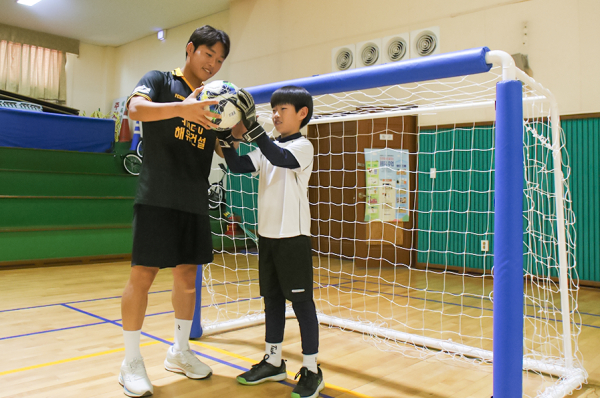 충남아산FC 김수안, 신송훈 신례원초 찾아 비타민 스쿨 진행 모습