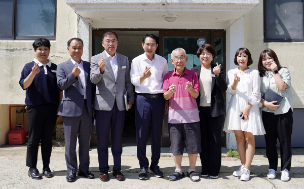11일 이완섭 서산시장이 인지면에 거주하는 사례관리 대상자 가정을 방문해 안부를 확인하고 폭염 대비 안전용품을 전달했다.