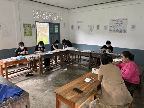 현지 교사와 학생들과의 협업 사진