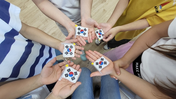 덕송초 태극기 키링 제작 모습