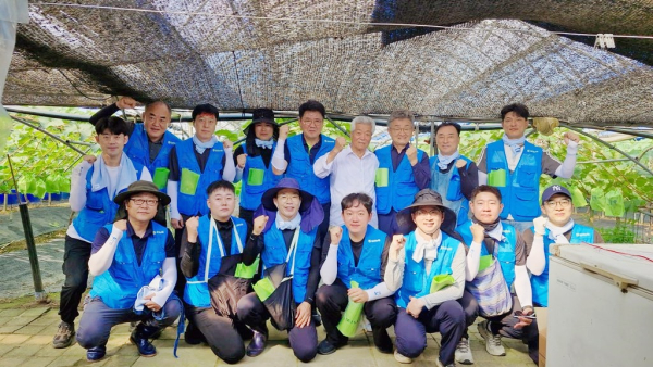 대전농협 임직원, 농촌일손돕기 진행 단체사진
