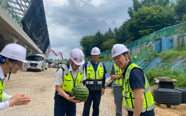 이명석 국가철도공단 수도권본부장(맨 오른쪽)이 14일 인천발 KTX 직결사업 현장 관계자들에게 격려 물품을 전달하고 있다.